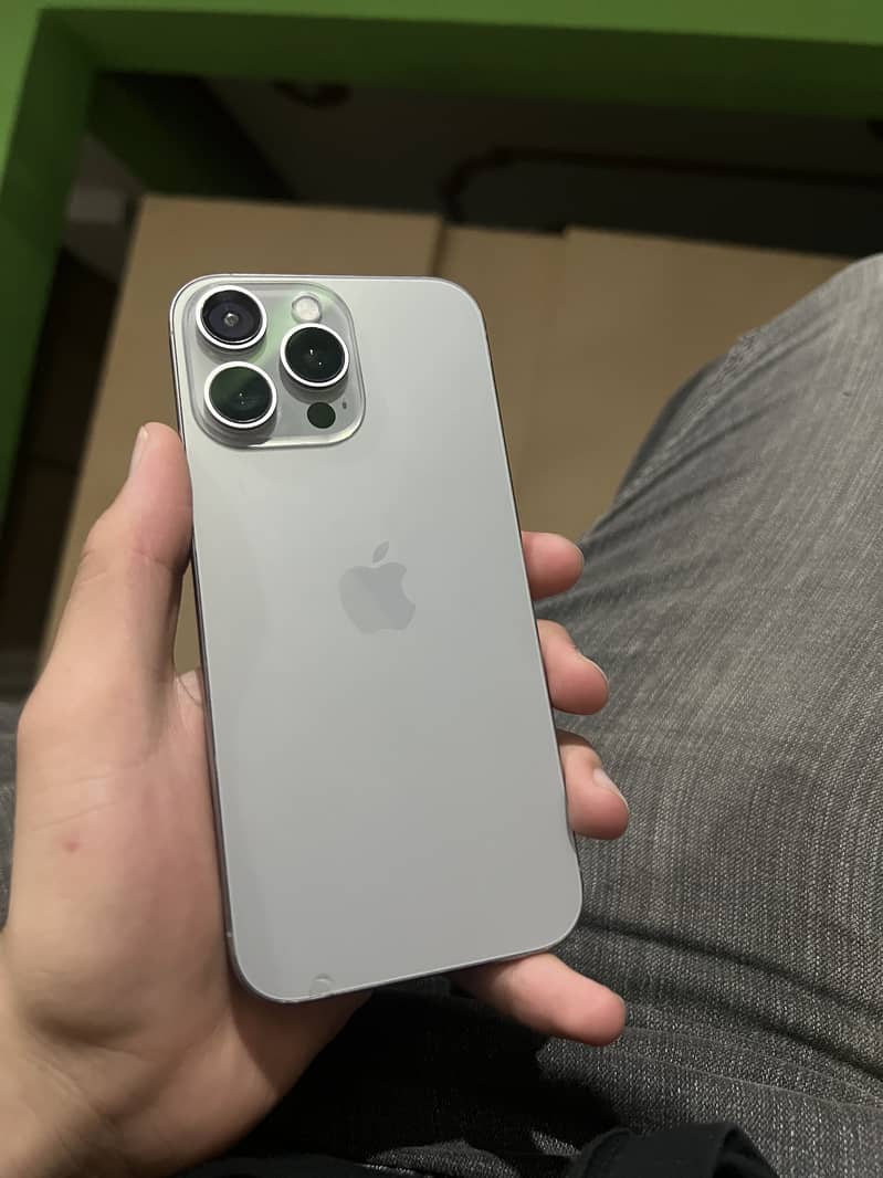 Apple iPhone 16 Pro Max 2