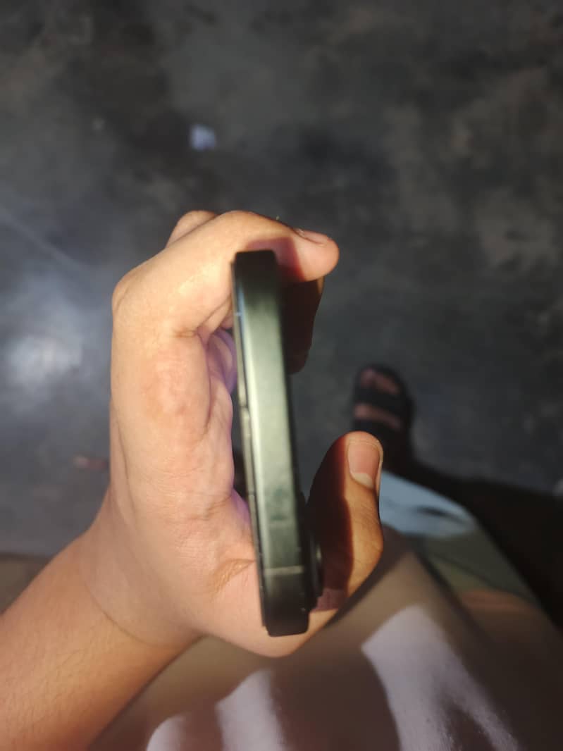 Apple iPhone 16 2