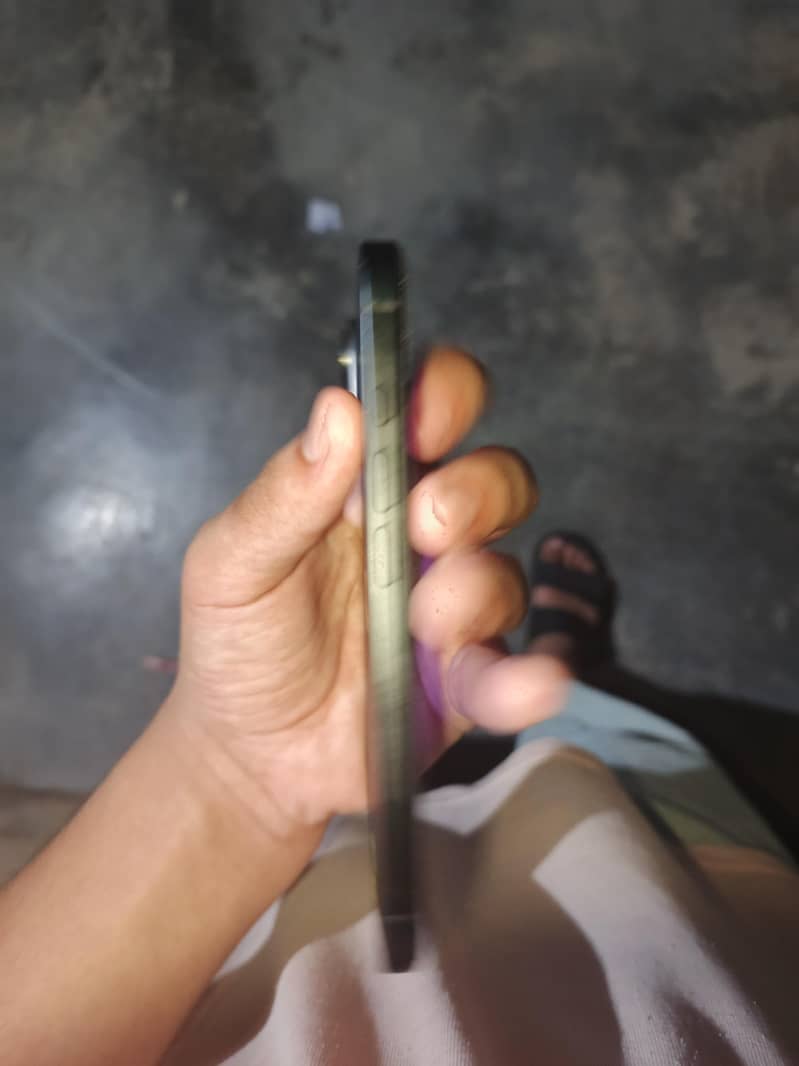 Apple iPhone 16 3