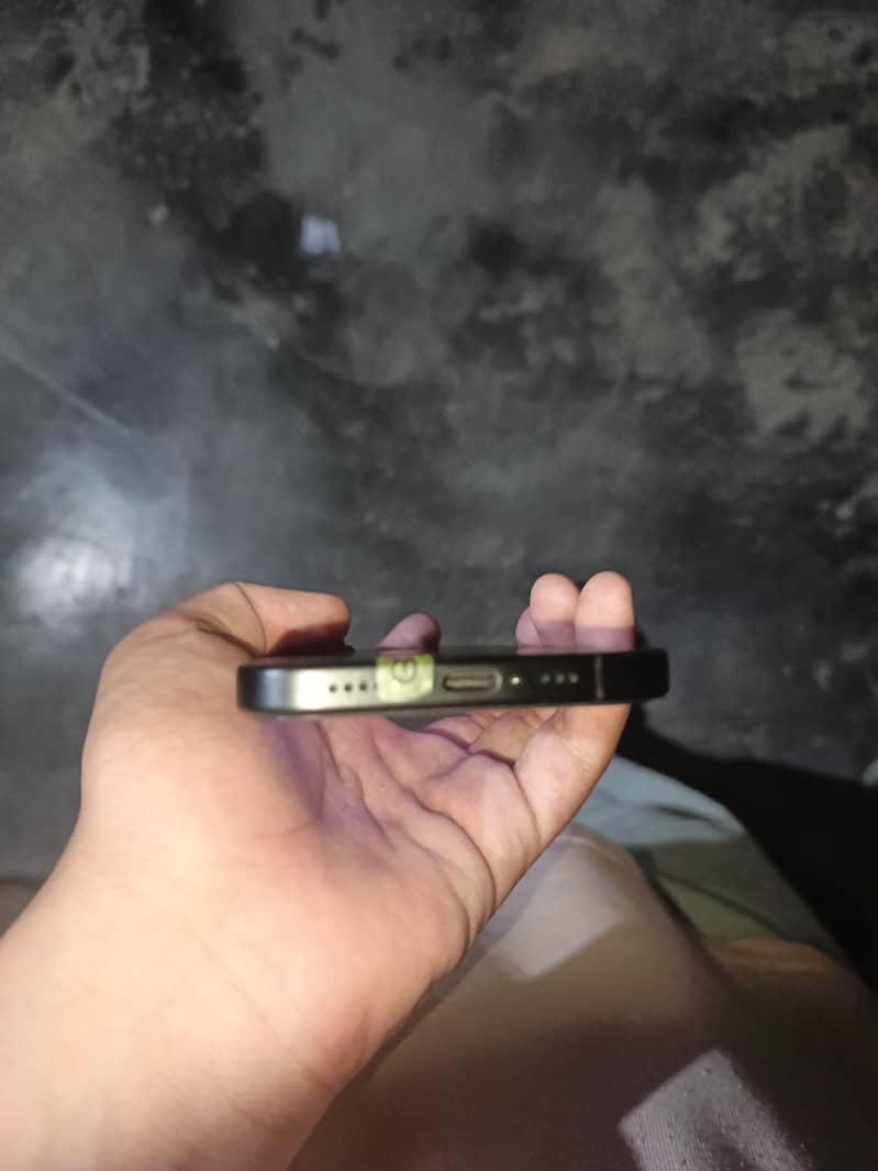 Apple iPhone 16 4