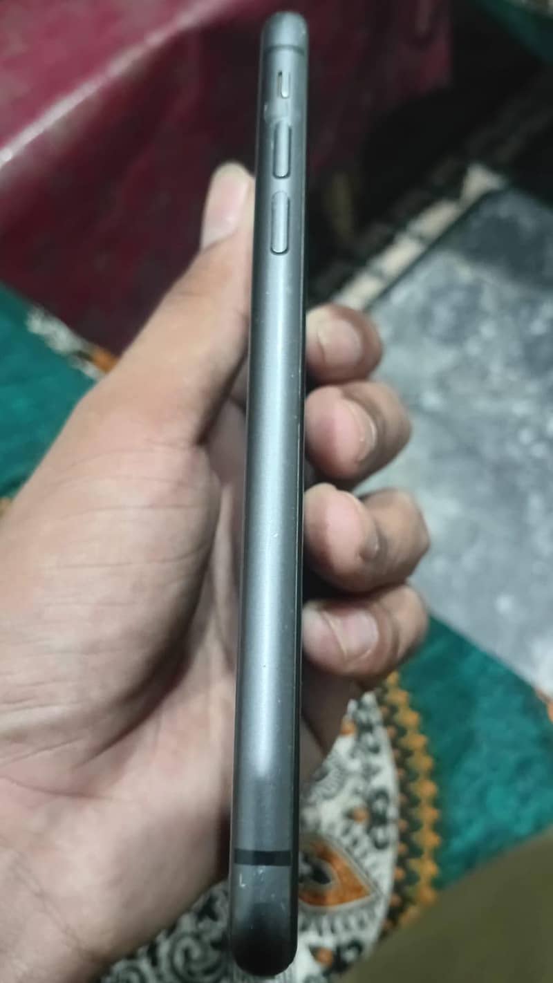 Apple iPhone 11 4