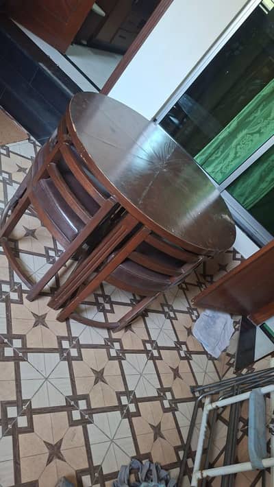 4 Seater round Dining Table & Chairs – Excellent Condition