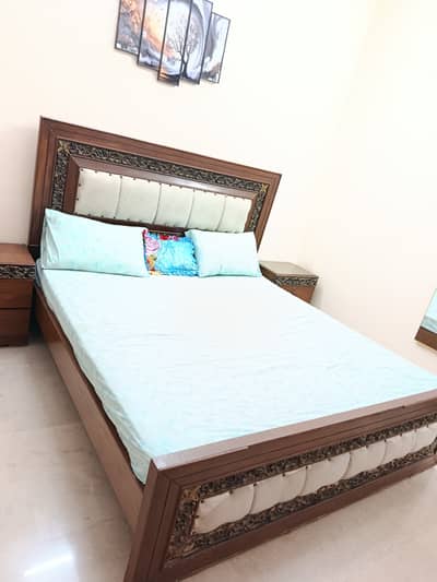 Akhroat bed with 2 side tables