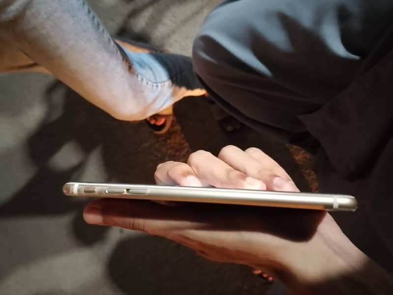 Apple iPhone 6S Plus 4