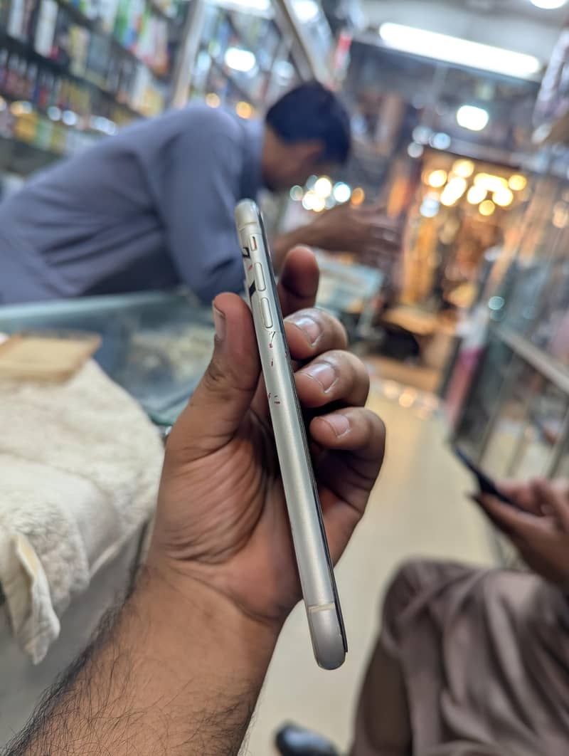 Apple iPhone 11 3