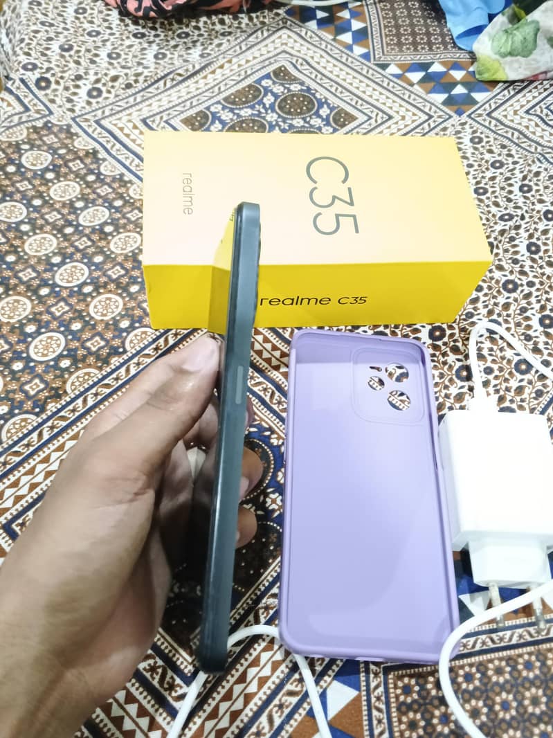 Realme C35 3