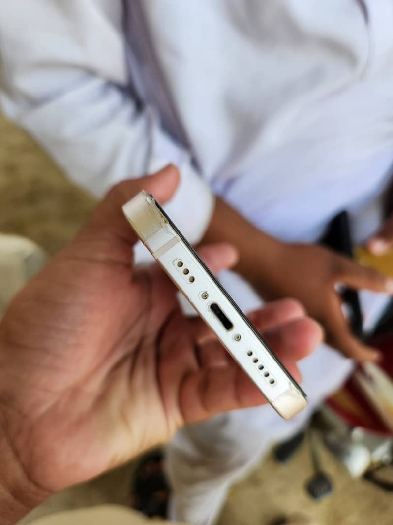 Iphone 13 4