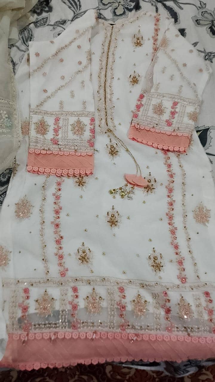 پانچ سوٹ ہے اس میں بالکل نئے نئے ہیں 3