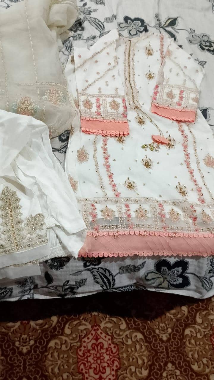 پانچ سوٹ ہے اس میں بالکل نئے نئے ہیں 4