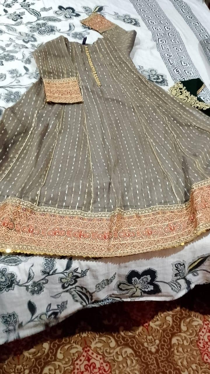 پانچ سوٹ ہے اس میں بالکل نئے نئے ہیں 5