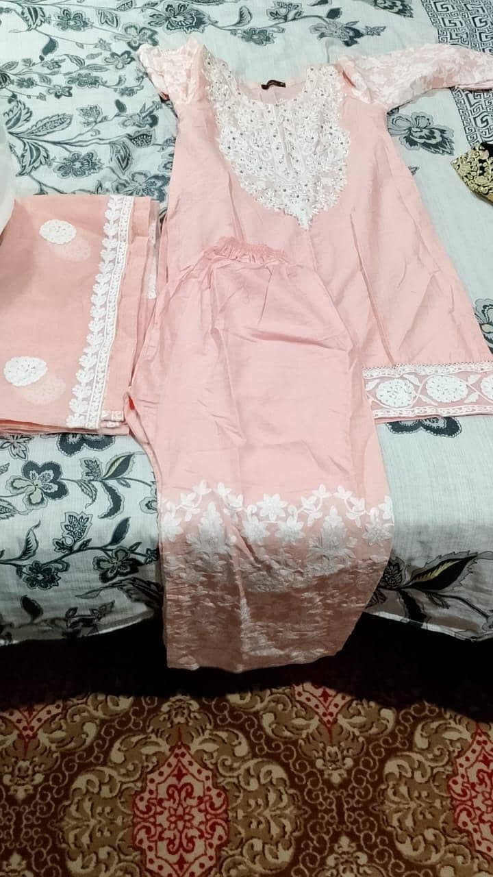 پانچ سوٹ ہے اس میں بالکل نئے نئے ہیں 6
