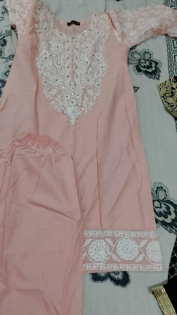پانچ سوٹ ہے اس میں بالکل نئے نئے ہیں 7