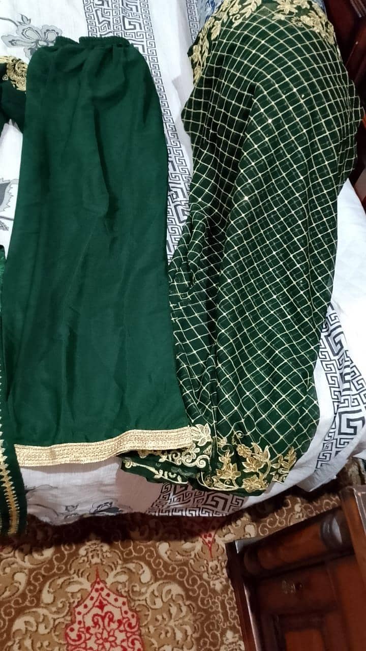 پانچ سوٹ ہے اس میں بالکل نئے نئے ہیں 8