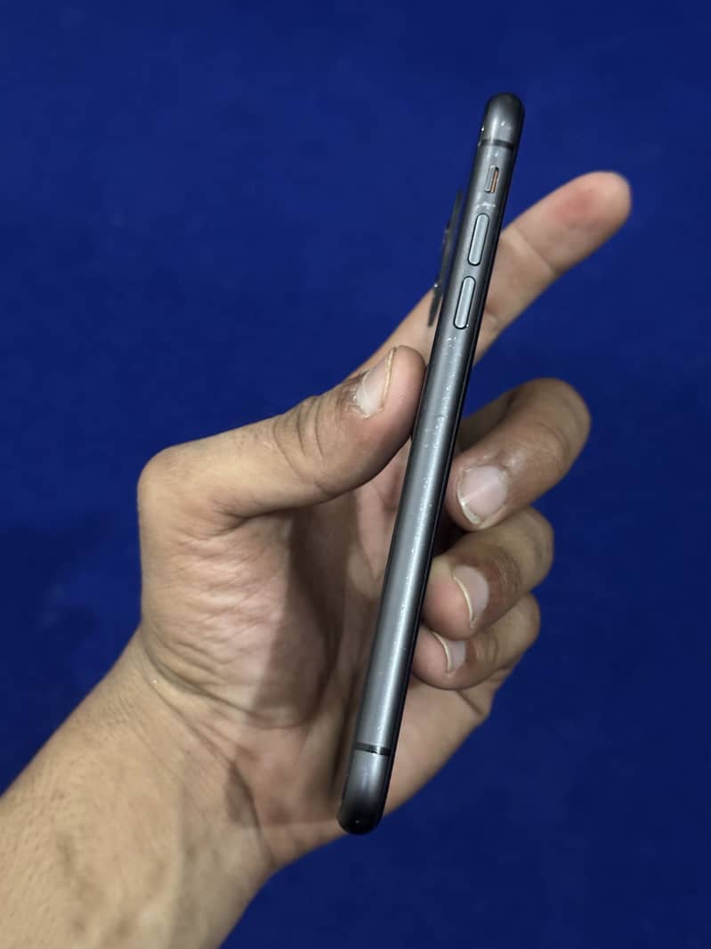 Apple iPhone 11 4