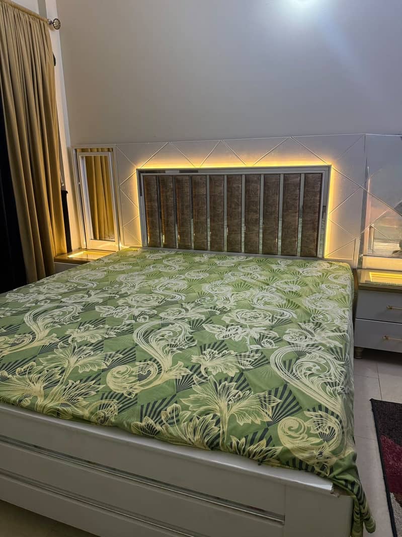 Bed with 2 side tables 0