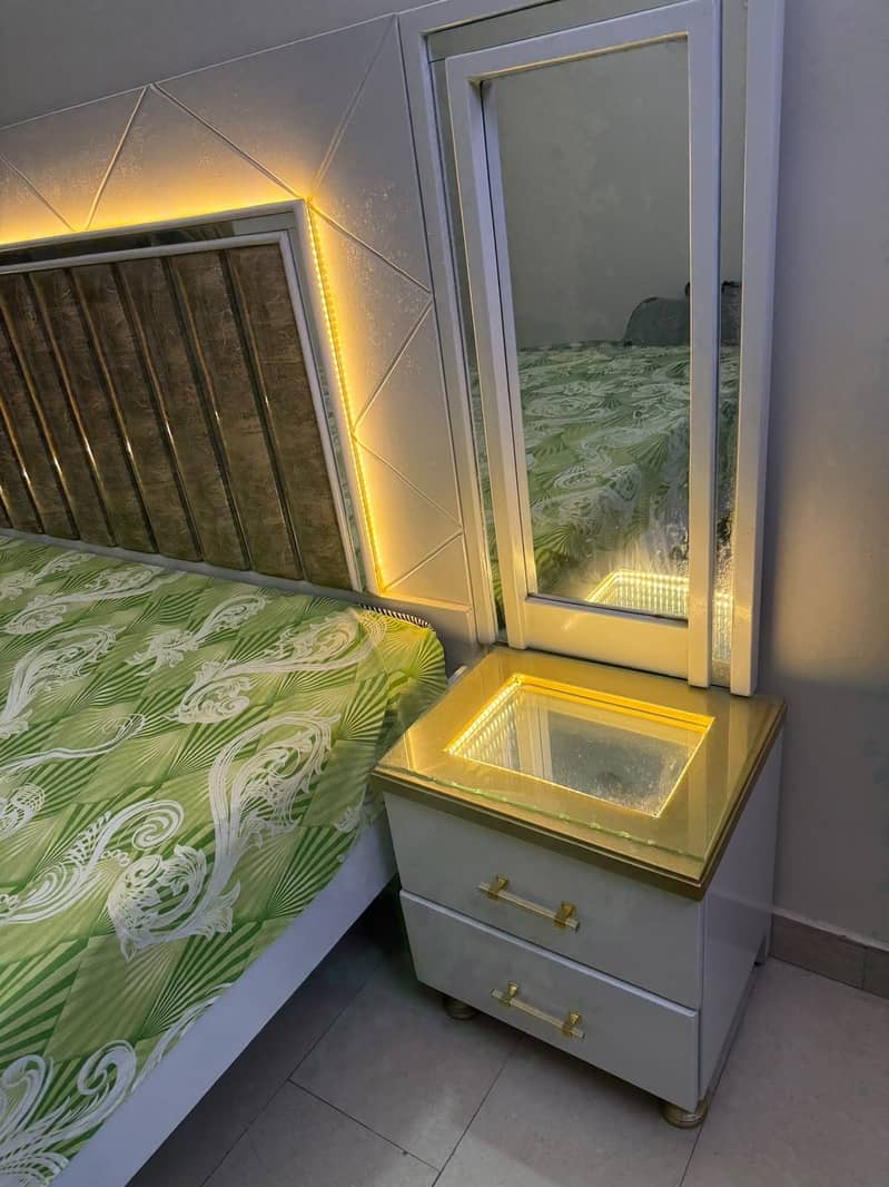 Bed with 2 side tables 2