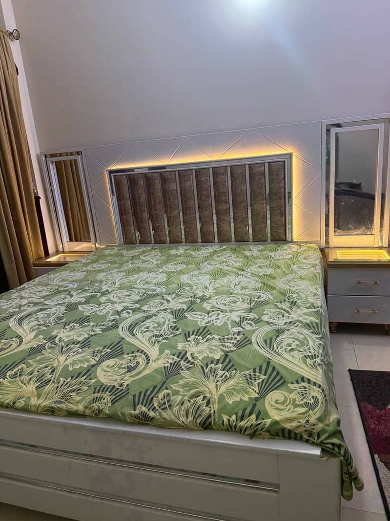 Bed with 2 side tables 3