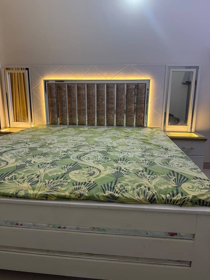 Bed with 2 side tables 4