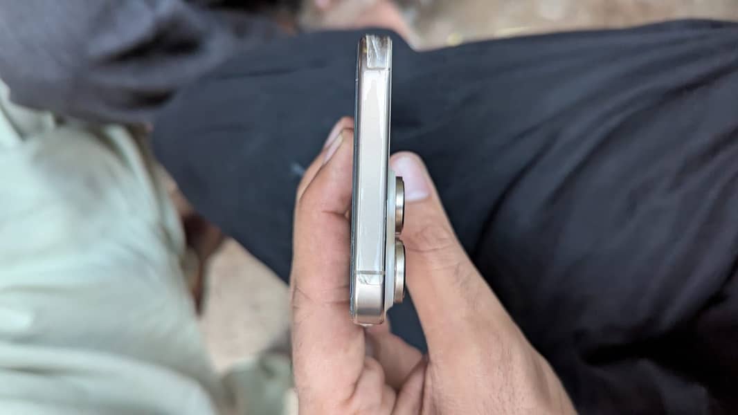 Apple iPhone 16 Pro Max 1