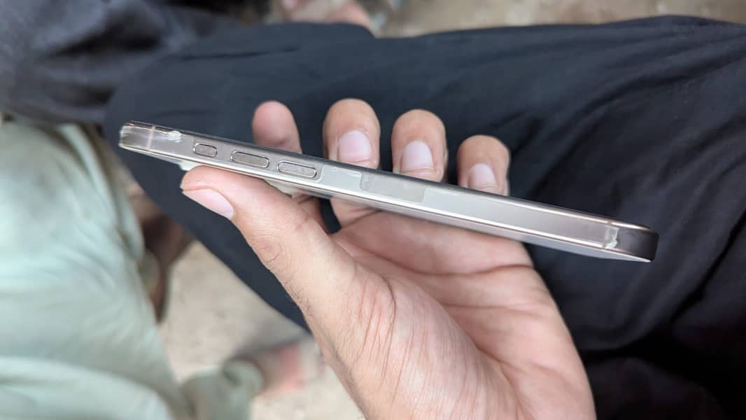 Apple iPhone 16 Pro Max 2