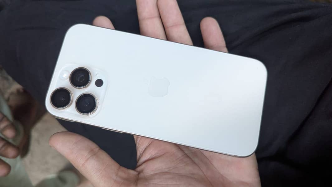 Apple iPhone 16 Pro Max 3