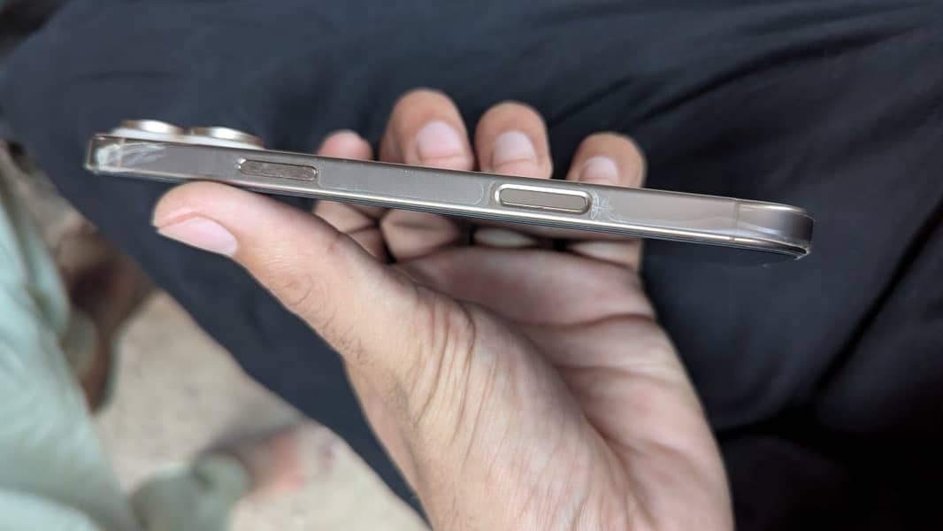 Apple iPhone 16 Pro Max 4
