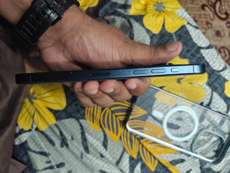 Apple iPhone 15 Pro Max 2