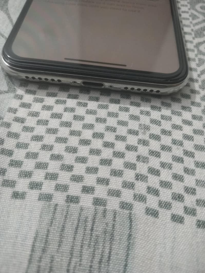 Apple iPhone X 4