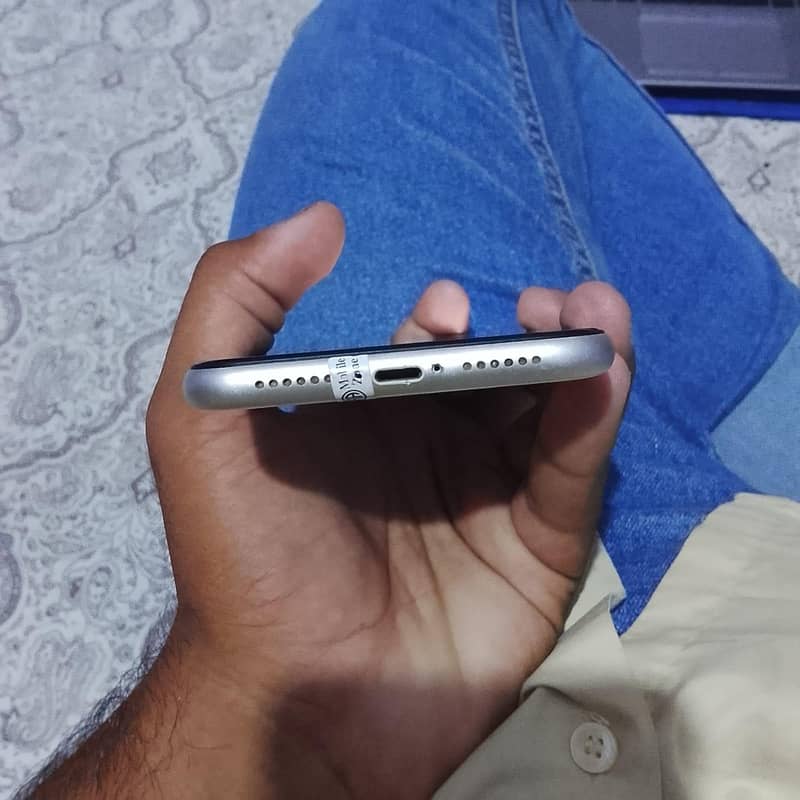 Apple iPhone 11 4