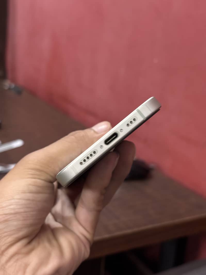 Apple iPhone 15 4