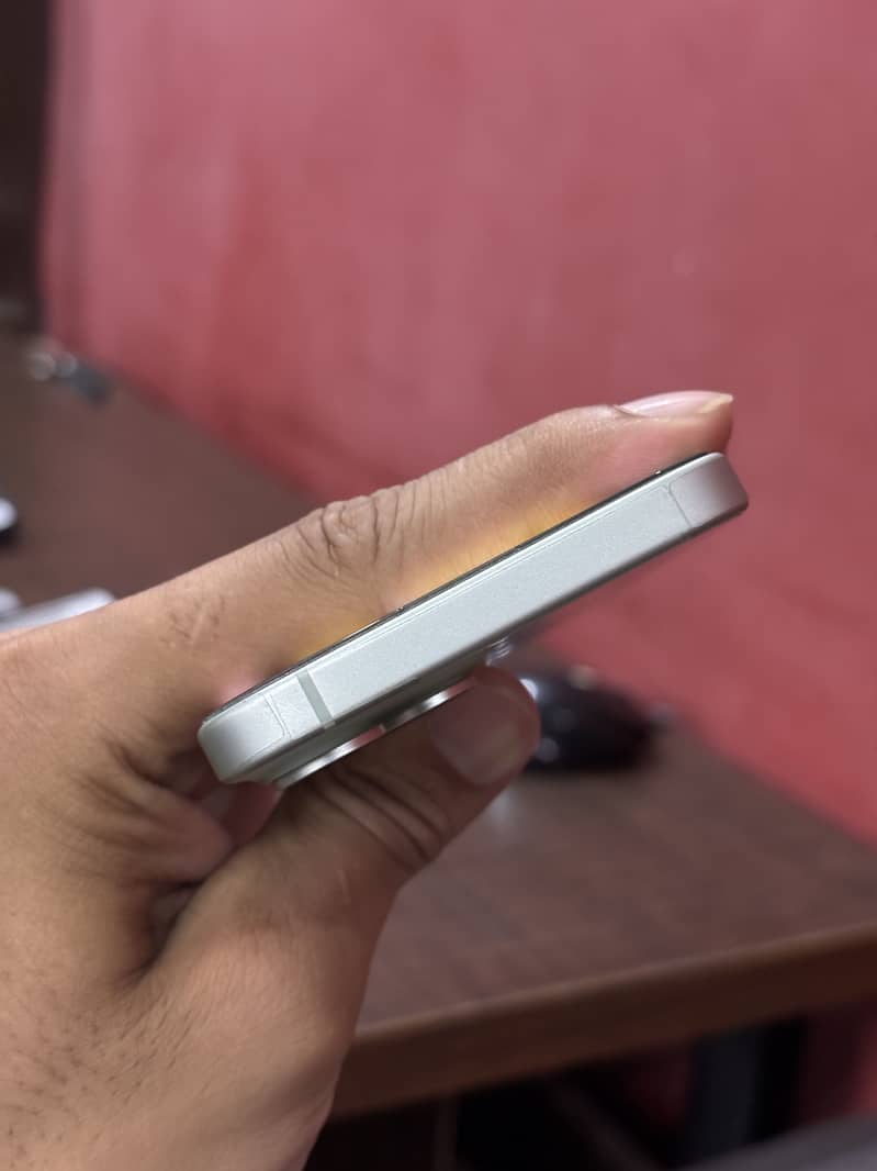 Apple iPhone 15 7