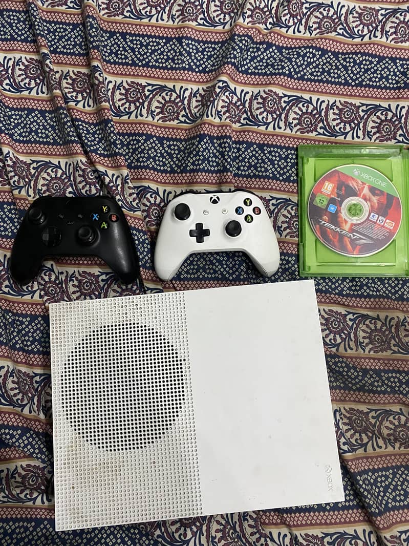 Xbox 1s with 2 controllers 0