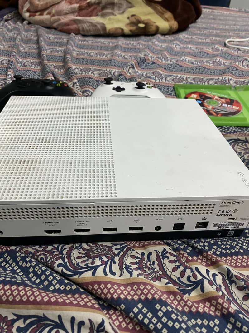 Xbox 1s with 2 controllers 1