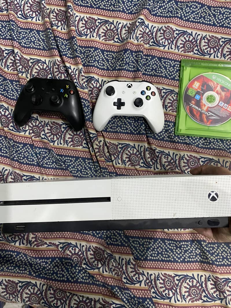 Xbox 1s with 2 controllers 2