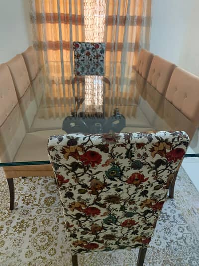 8 seats dining table in new condition