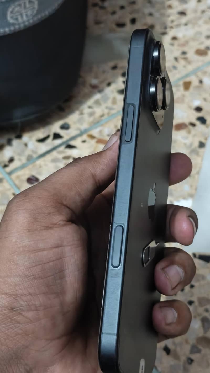 Apple iPhone 16 Pro Max 4