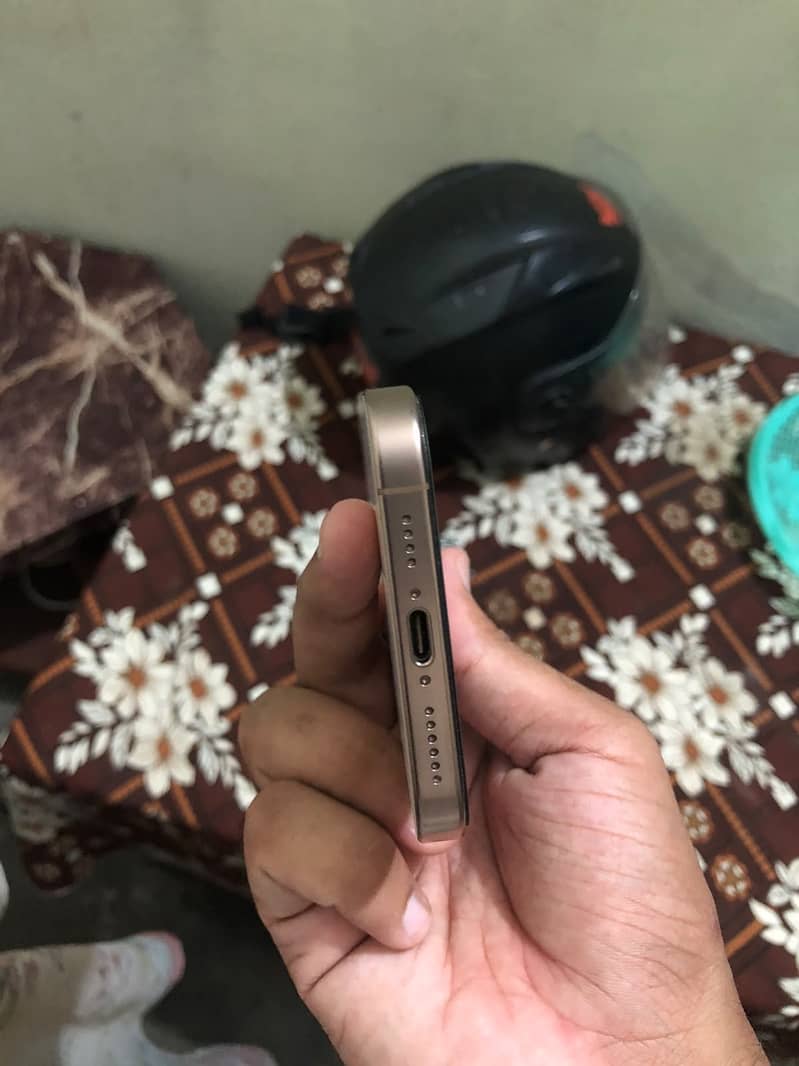Apple iPhone 16 Pro Max 4