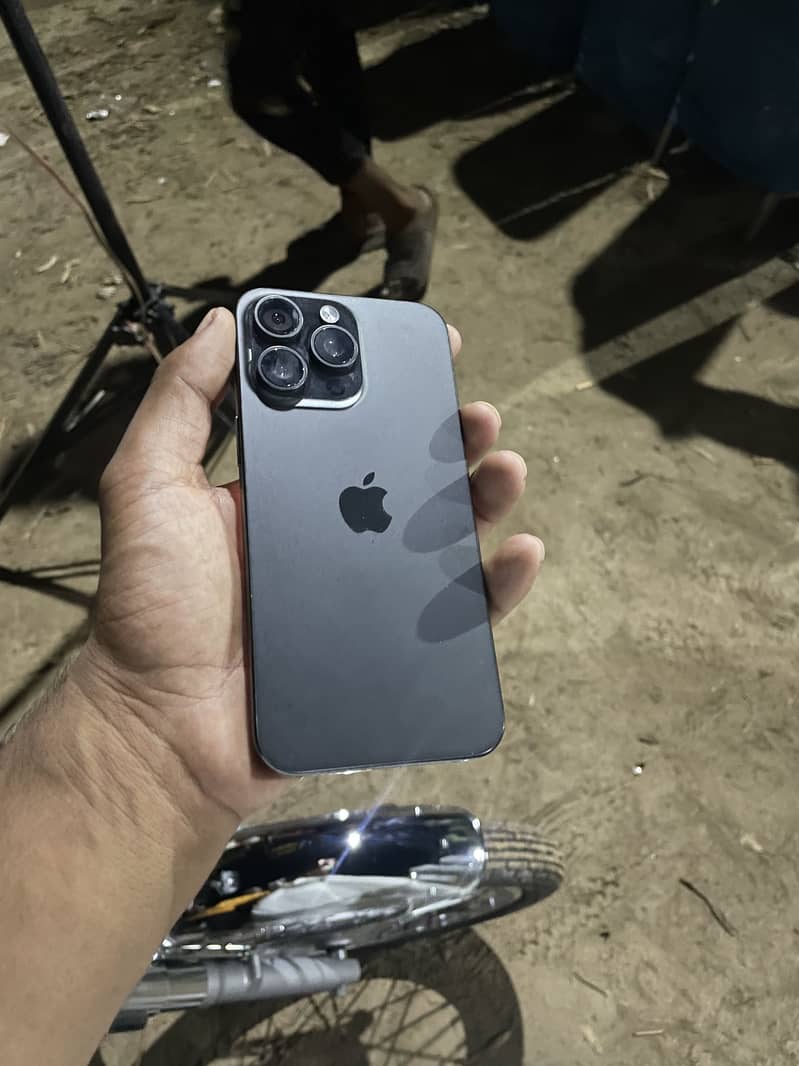 Apple iPhone 15 Pro Max 1