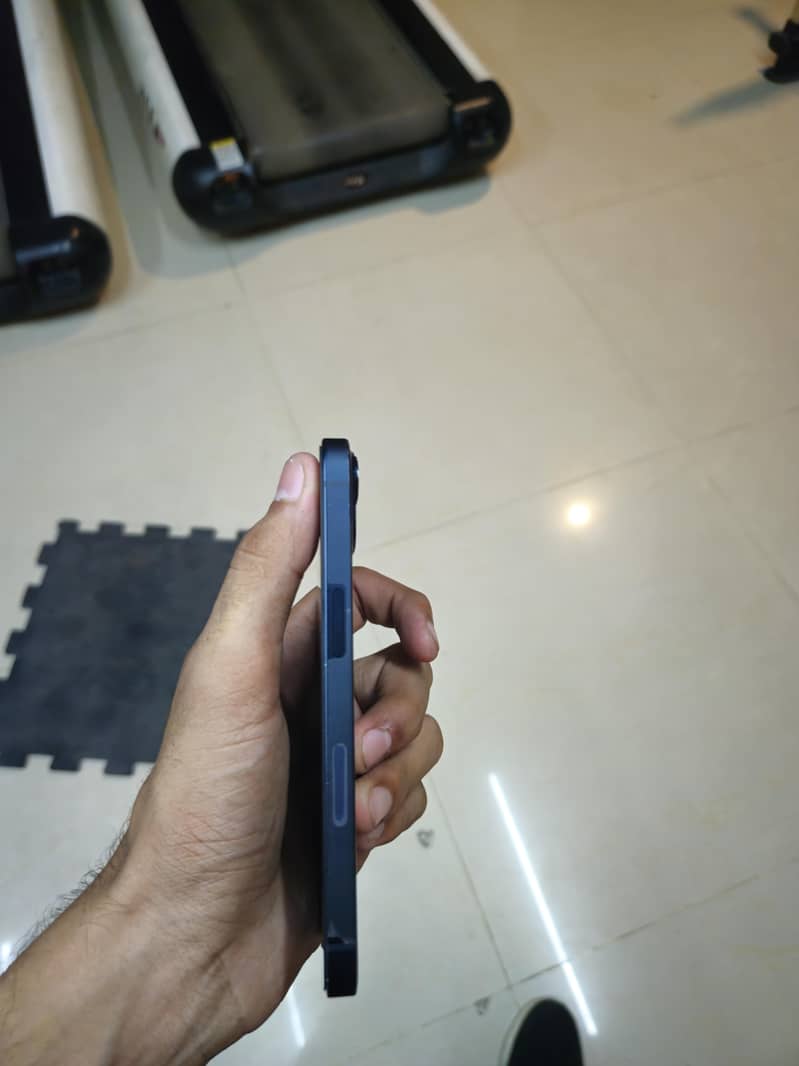 Apple iPhone 13 2