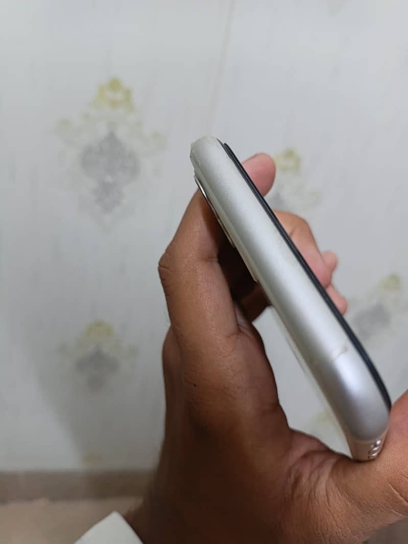 Apple iPhone 11 4
