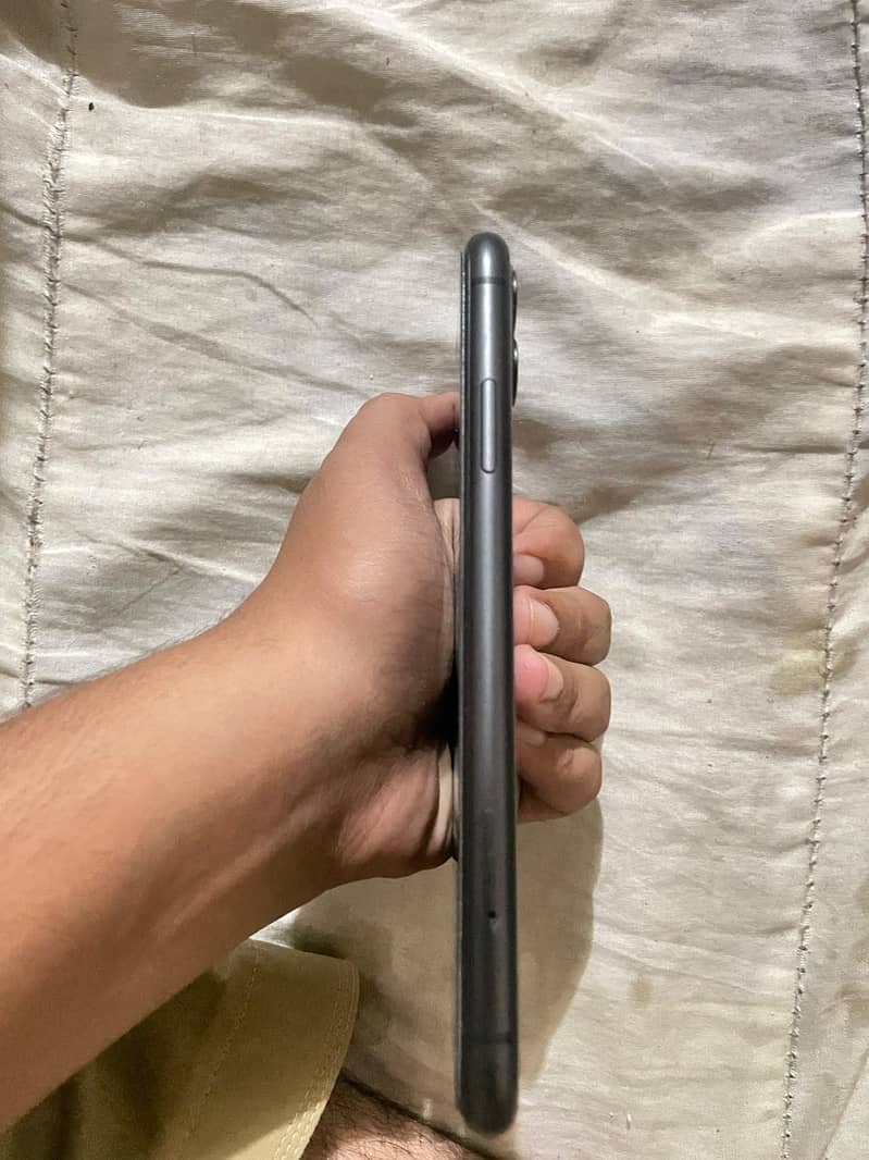 Apple iPhone 11 4