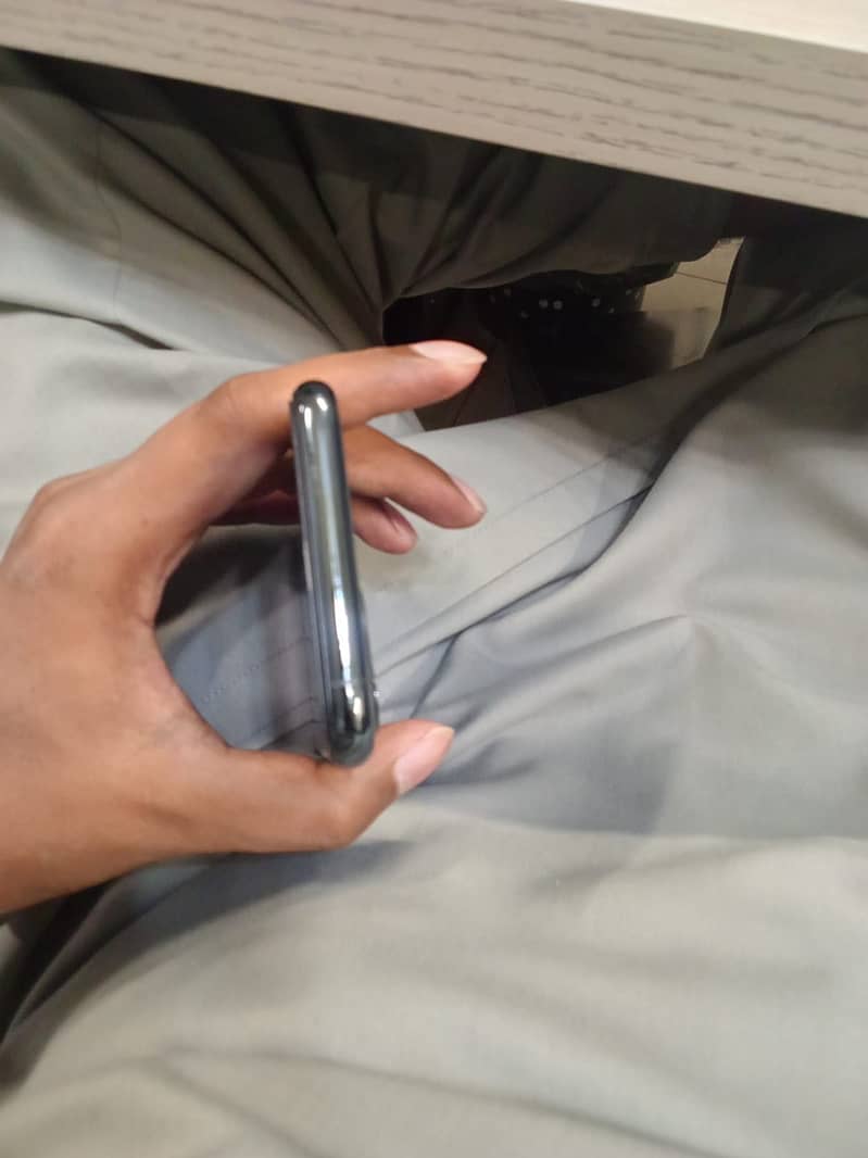 Apple iPhone 11 Pro 4