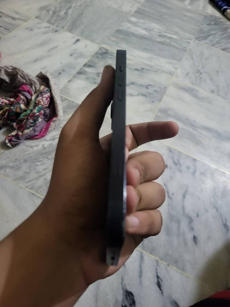 Apple iPhone 13 2