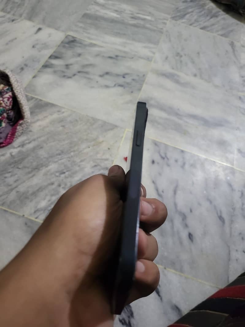 Apple iPhone 13 4