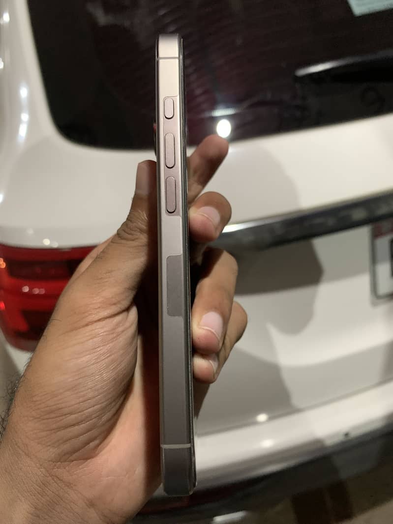 Apple iPhone 16 Pro 2