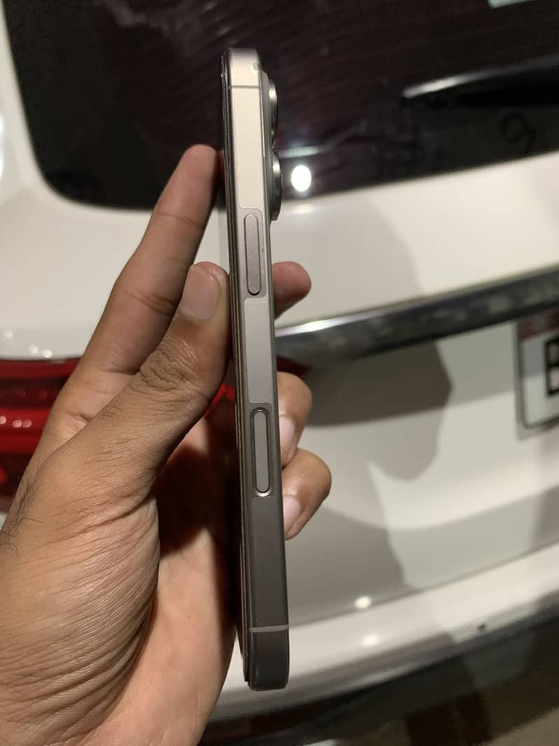 Apple iPhone 16 Pro 3
