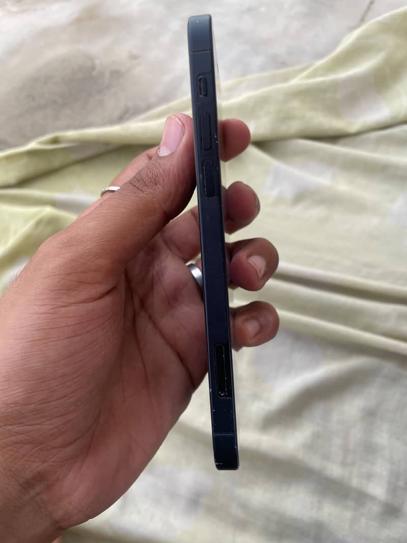 Apple iPhone 12 4