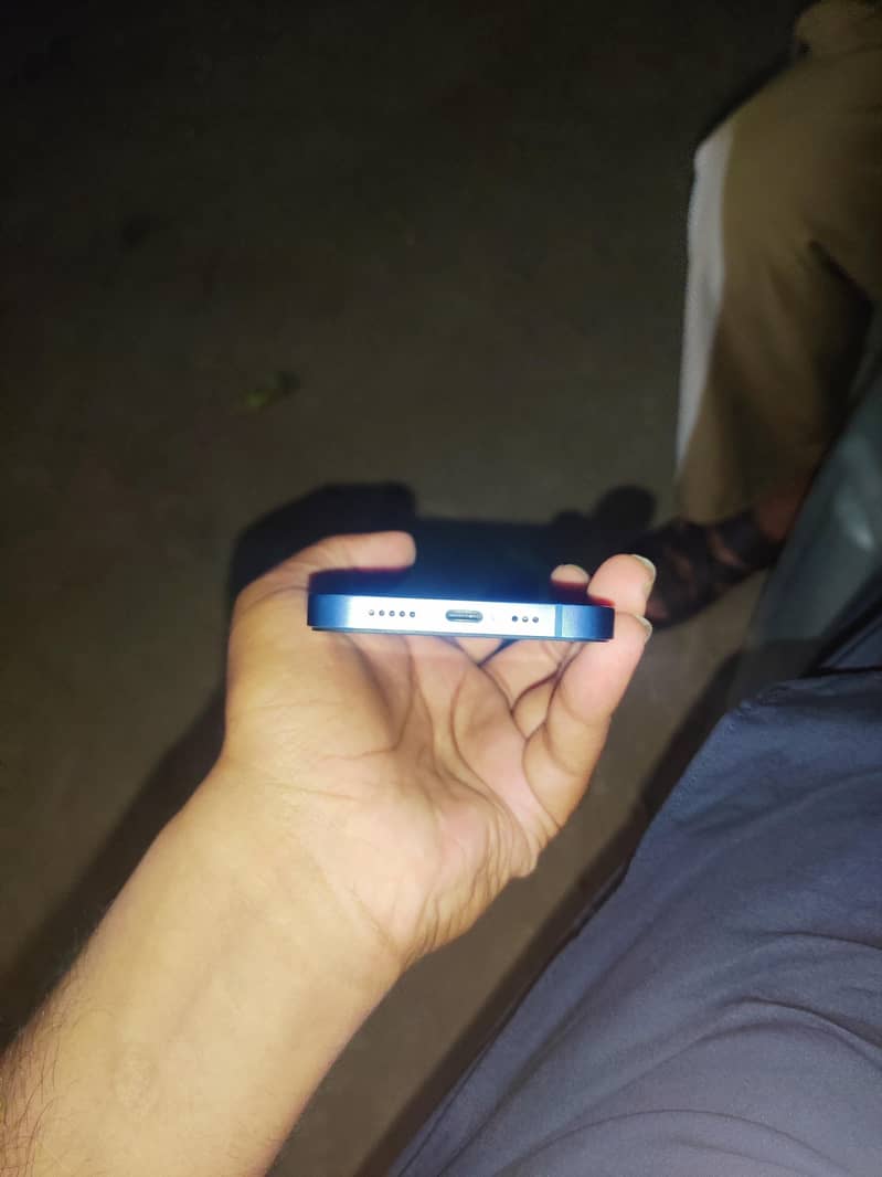Apple iPhone 13 2