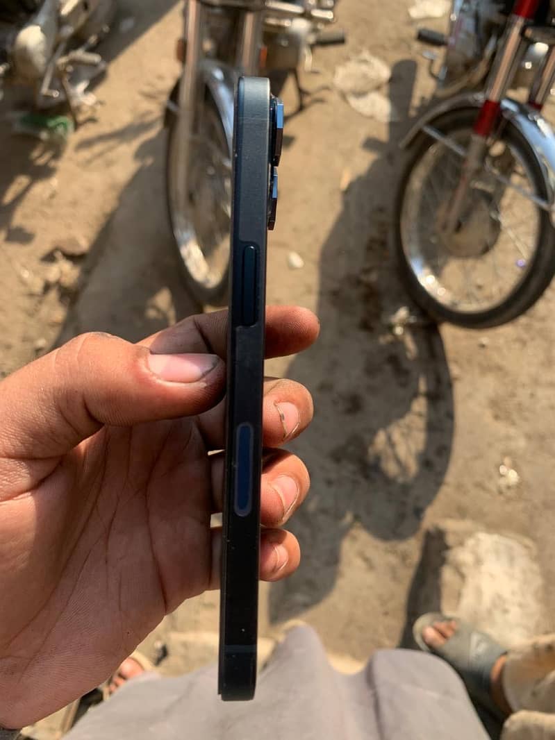 iPhone 13 0