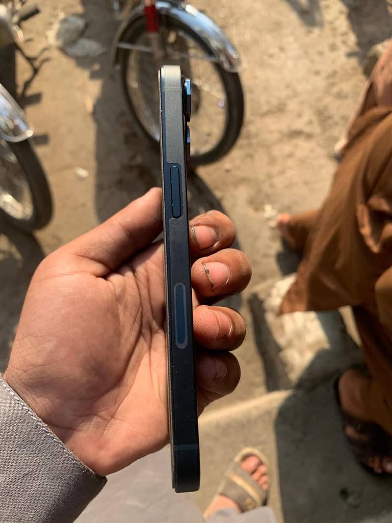 iPhone 13 3